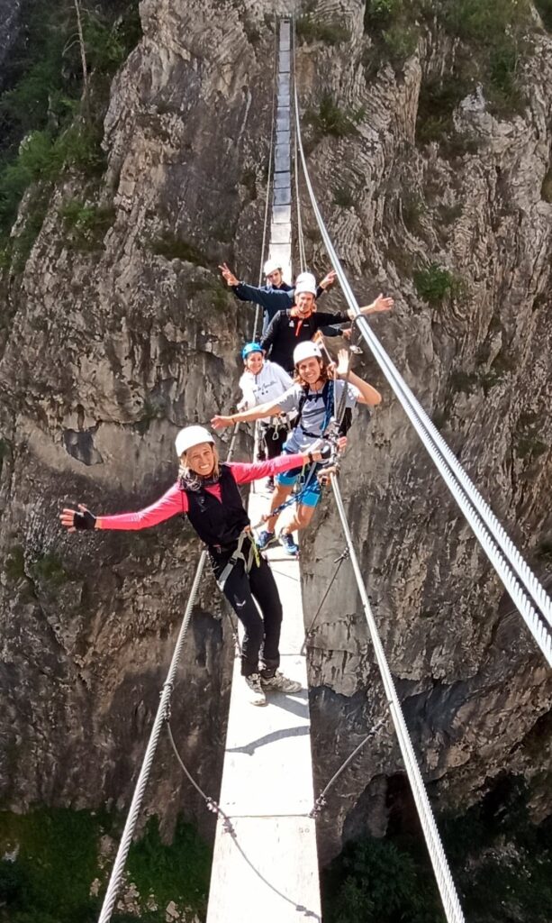 groupe sur une passerelle de via ferrata